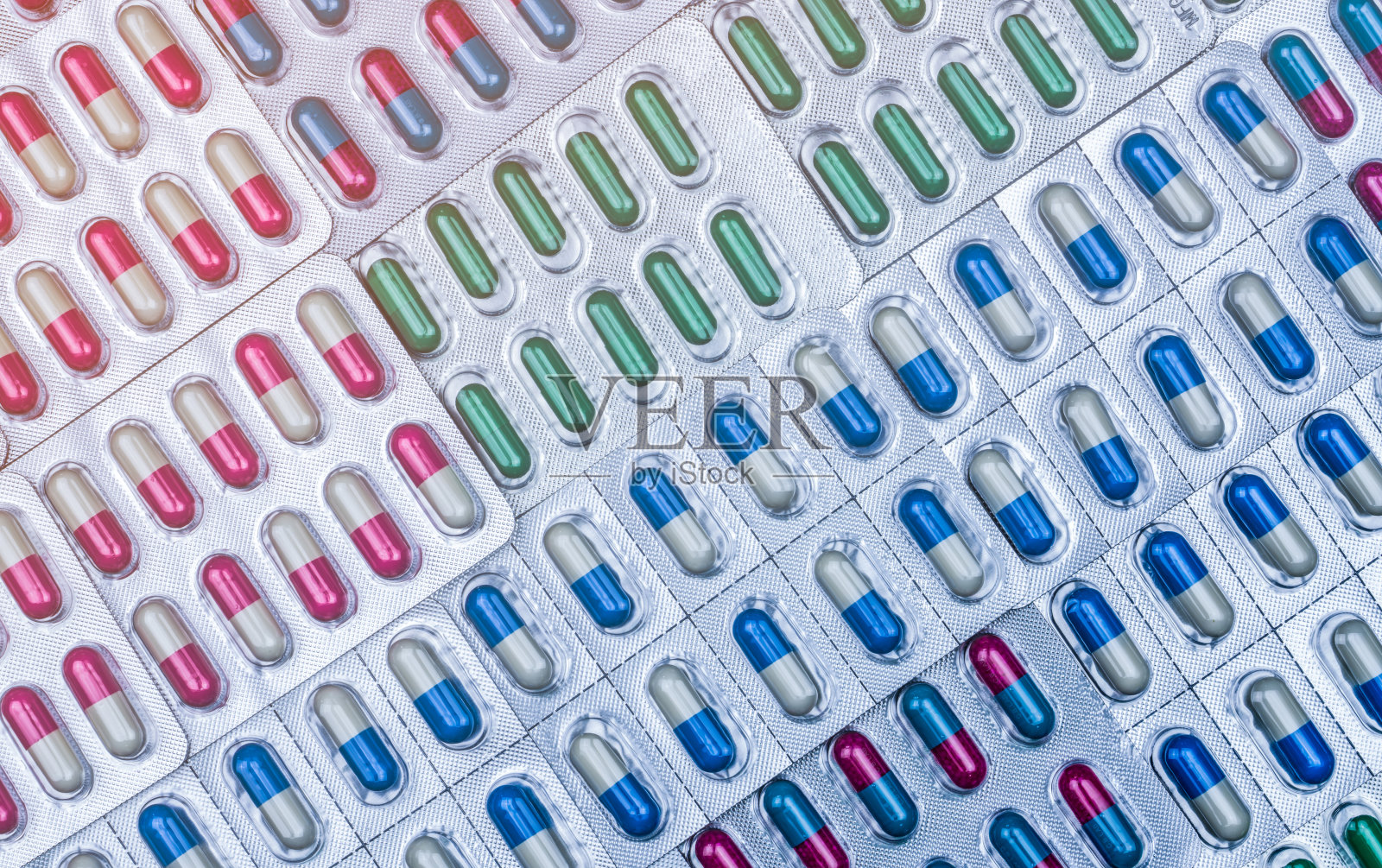 全框彩色胶囊在泡罩包装安排美丽的图案。药品包装。治疗传染病的药物。合理使用抗生素药物。耐药性。照片摄影图片