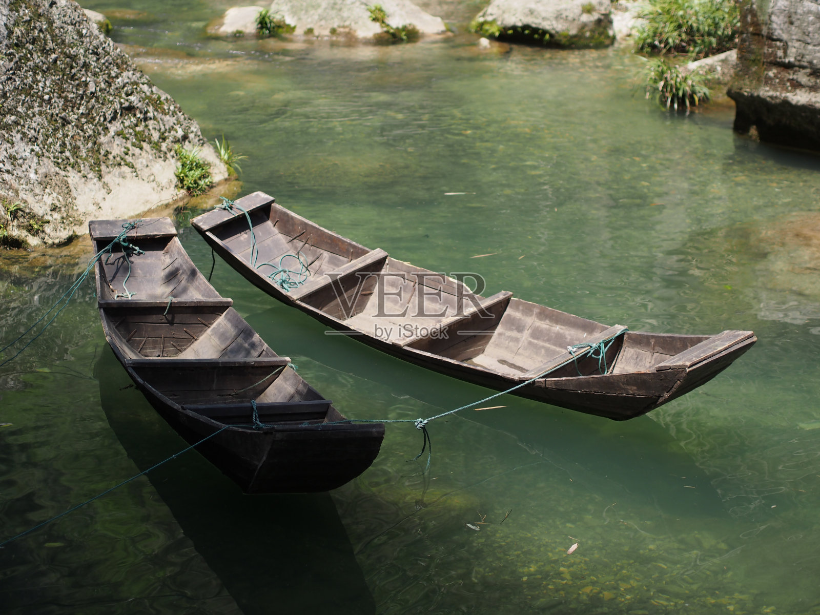 长江游船到三峡大坝，参观中间的当地小村庄。2014年4月11日在中国湖北省宜昌市旅游。照片摄影图片