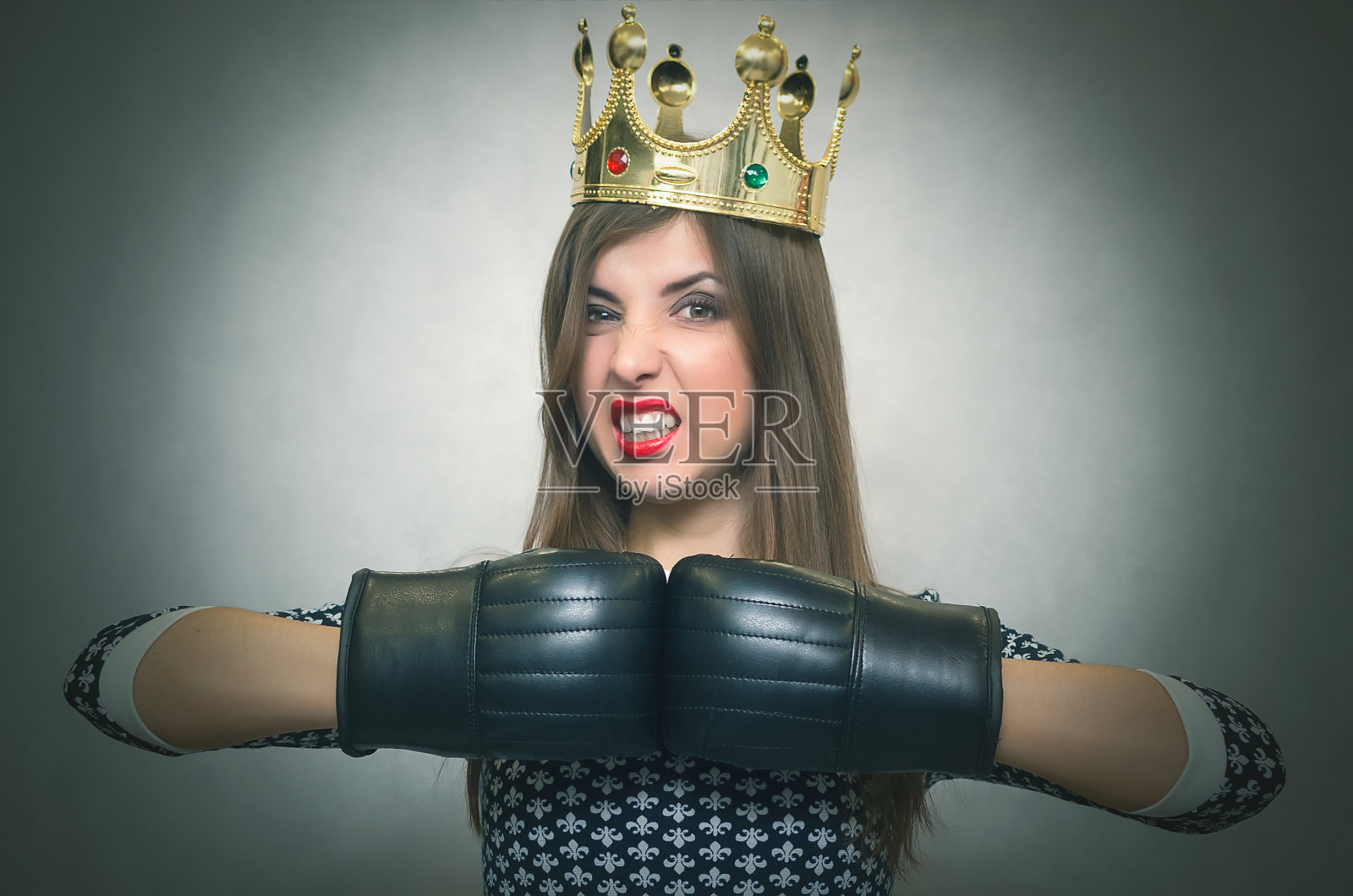戴着金王冠和拳击手套的女人。选美比赛。女人的竞争。照片摄影图片