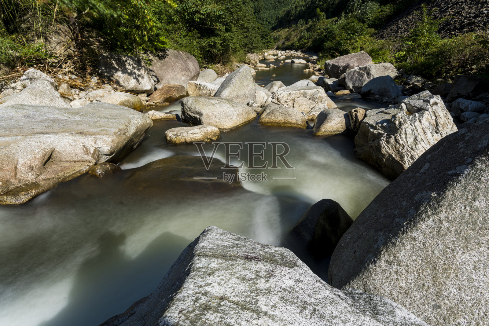 红溪河在中国桂林的原始森林里照片摄影图片