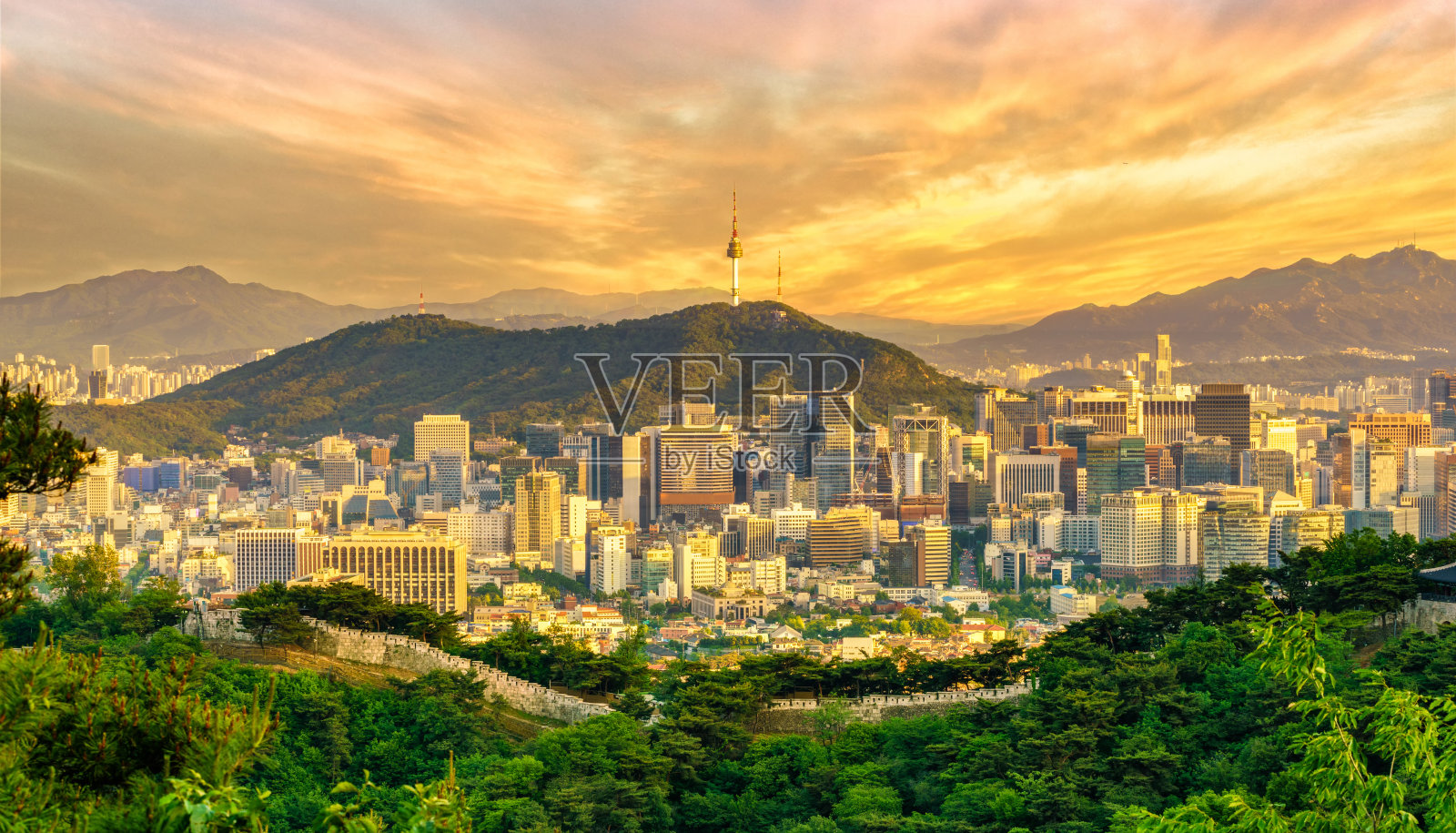 韩国首尔，日落时，城堡和南山汉城塔的首尔市区全景。照片摄影图片