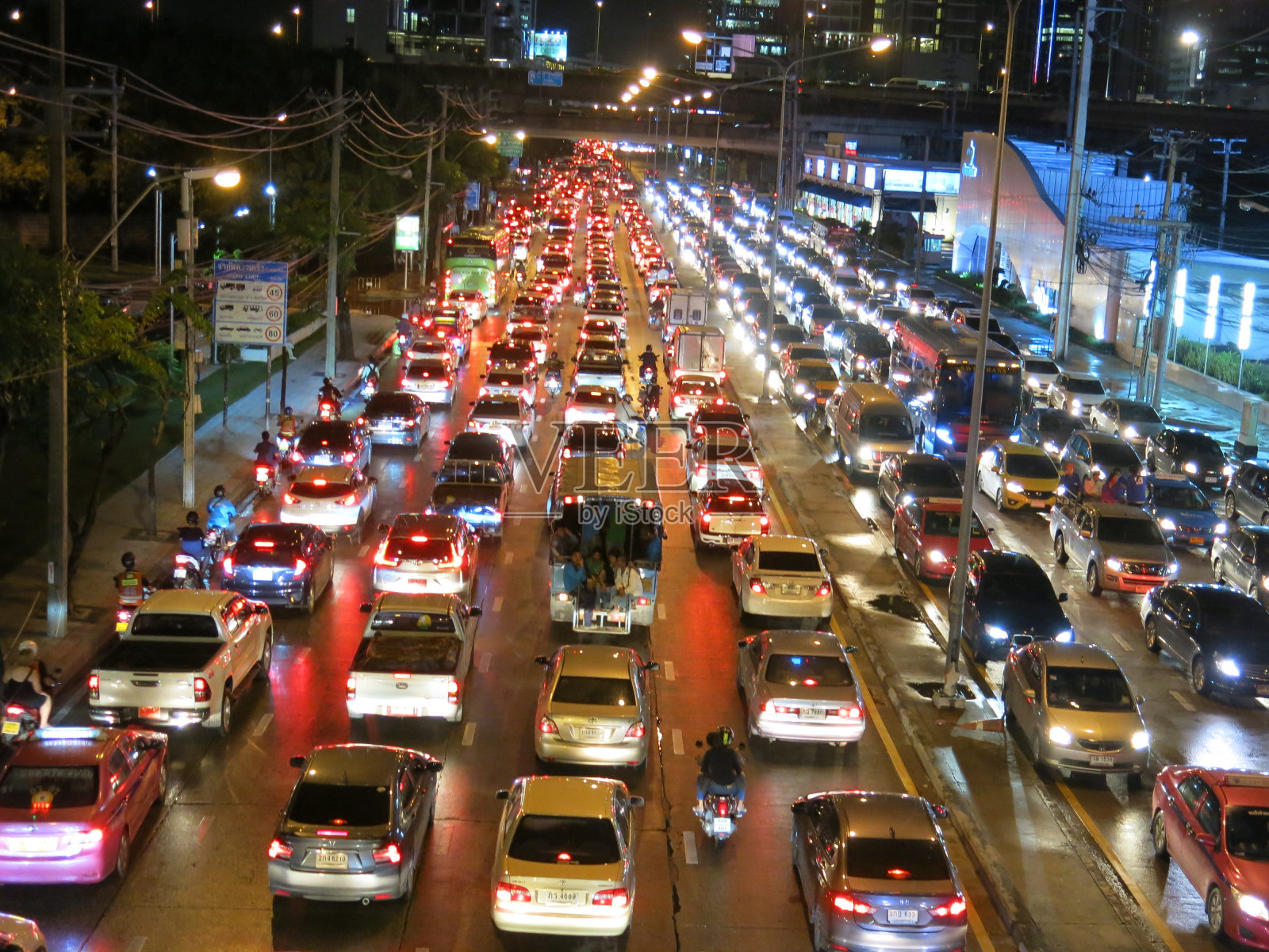 曼谷的夜间交通堵塞照片摄影图片