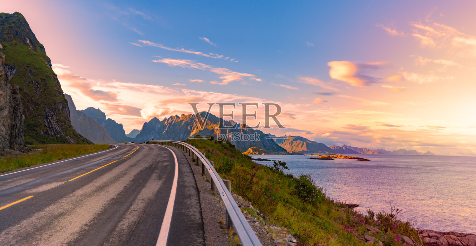 在挪威，欧洲，斯堪的那维亚的空旷蜿蜒的乡村道路全景。日落时的汽车旅行。蓝天，云和山。罗弗敦群岛。照片摄影图片