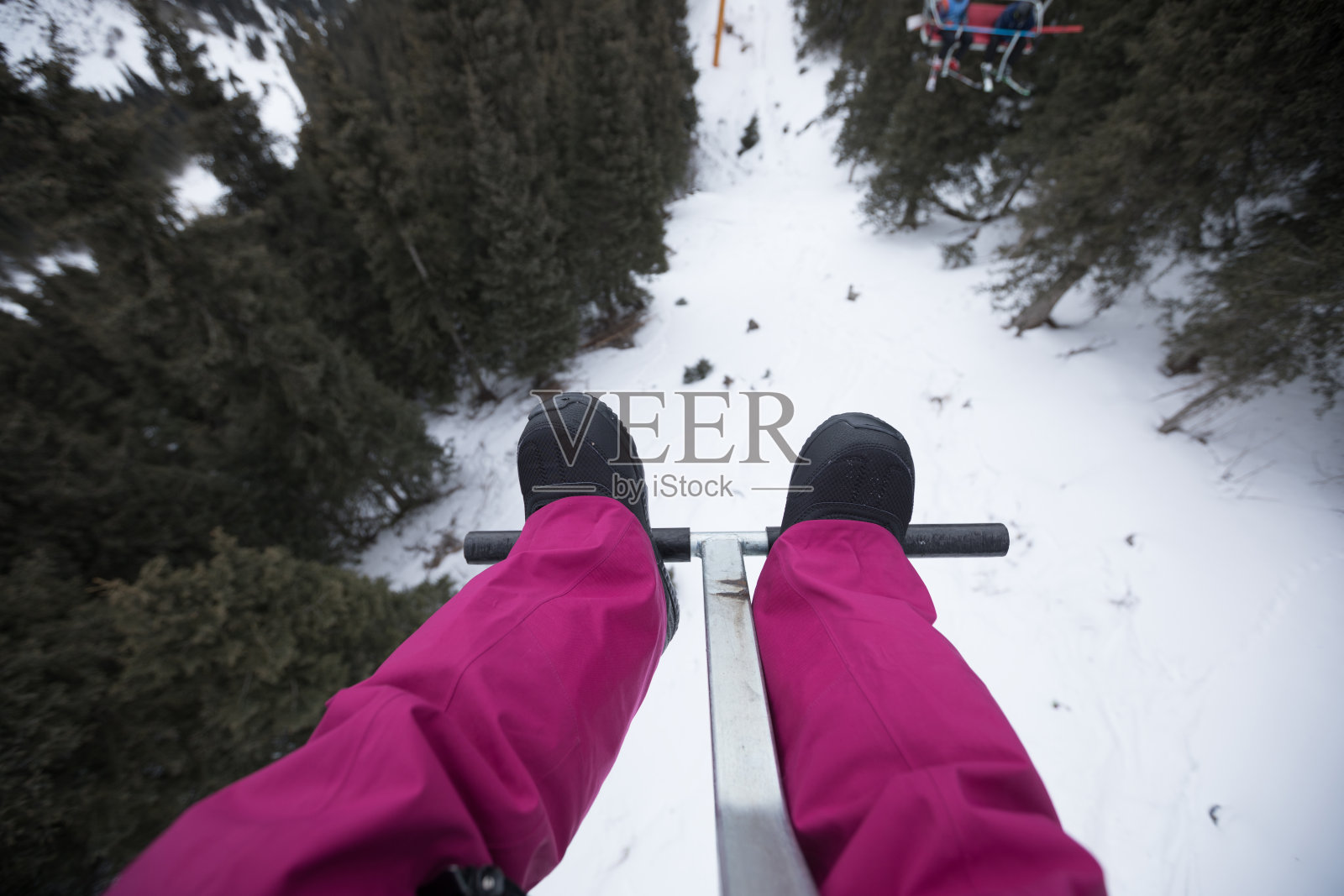 在滑雪胜地的缆车上的腿的特写照片摄影图片