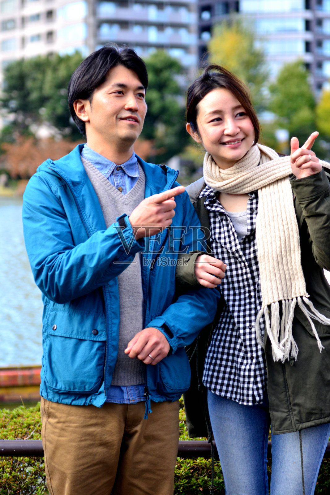 一对30多岁的日本夫妇在东京上野公园照片摄影图片