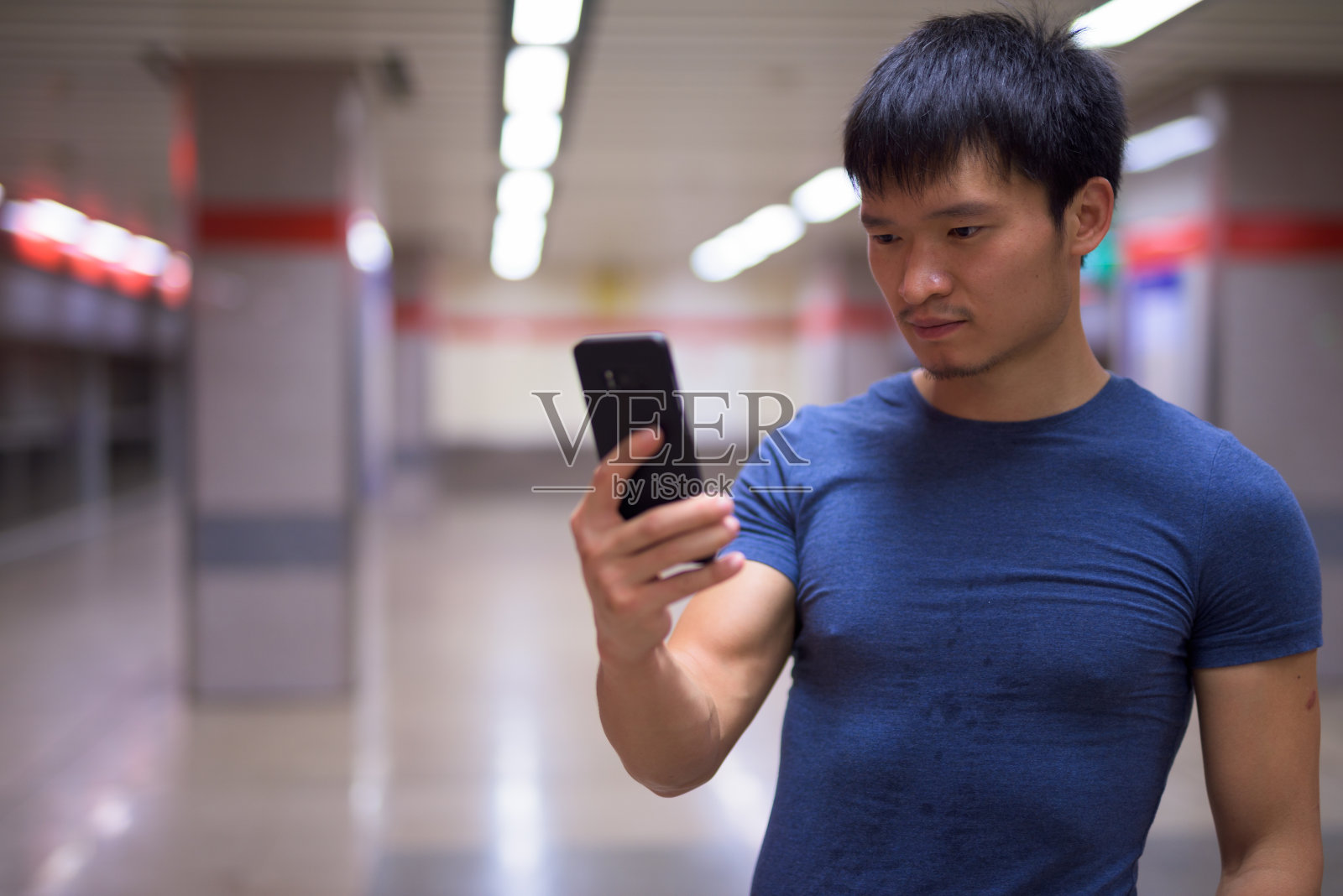 中国男人在地铁站的肖像照片摄影图片