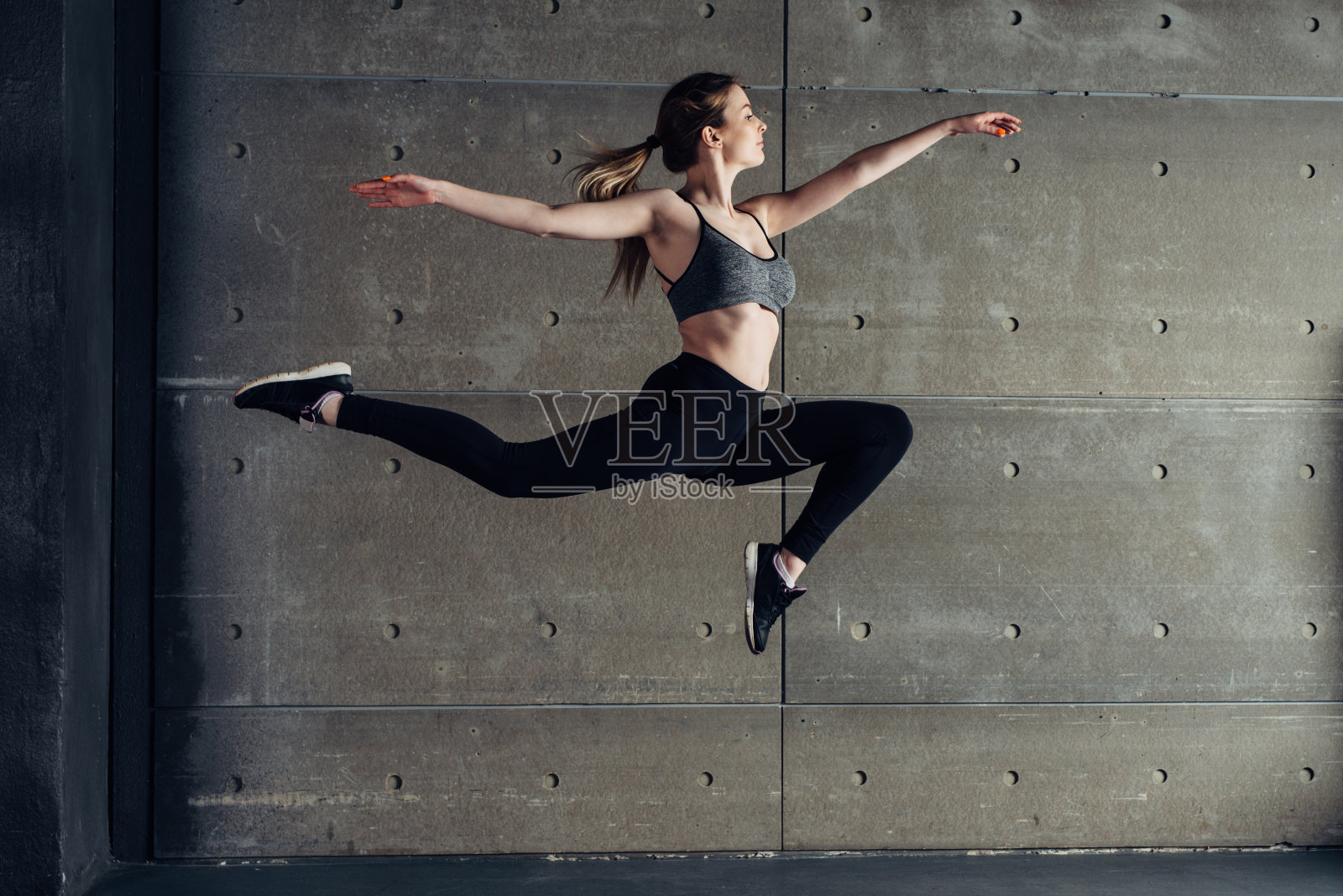 健康年轻女子跳跃舞蹈健身运动。照片摄影图片