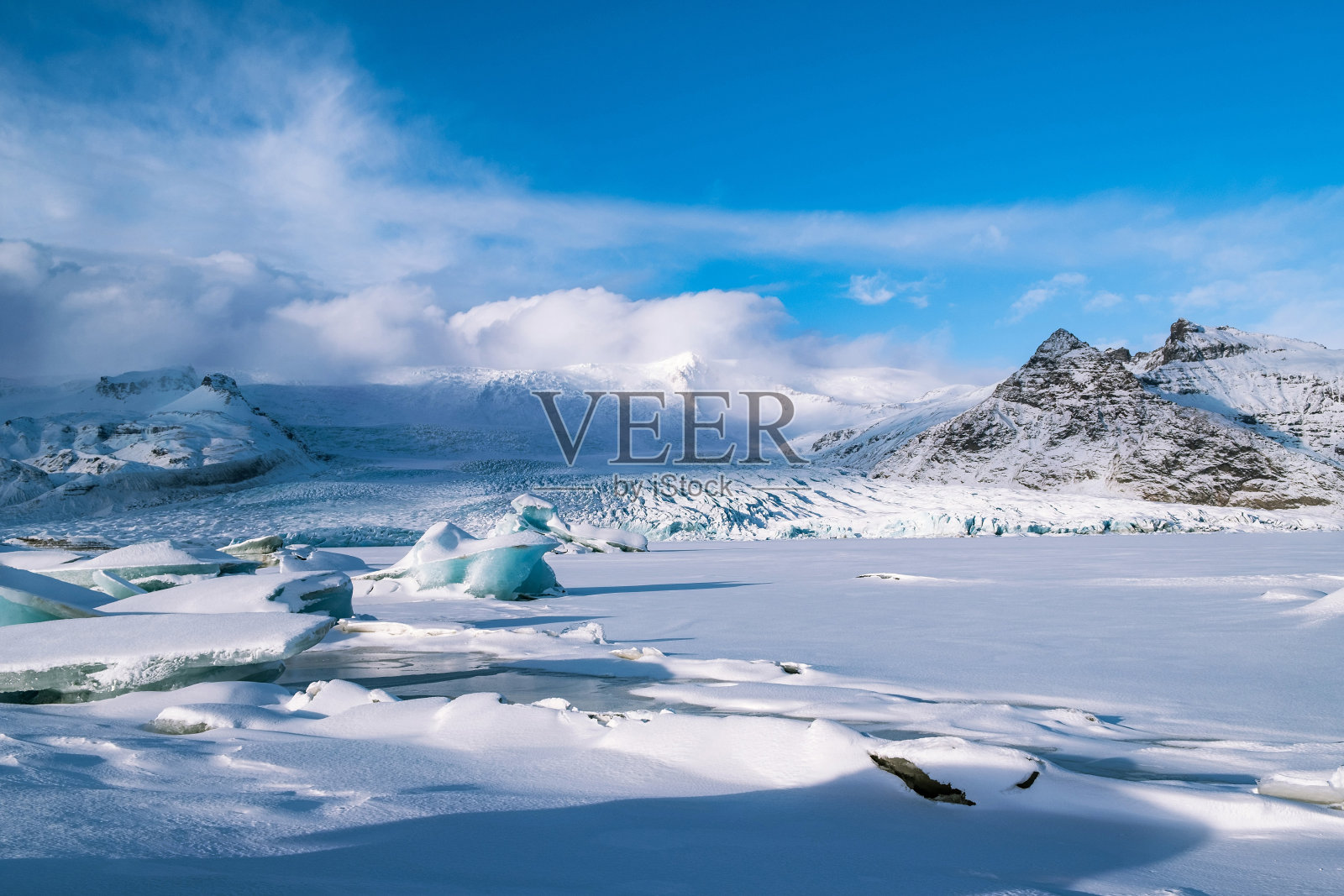 冰岛Jokulsarlon冰川泻湖的冰山风景。照片摄影图片