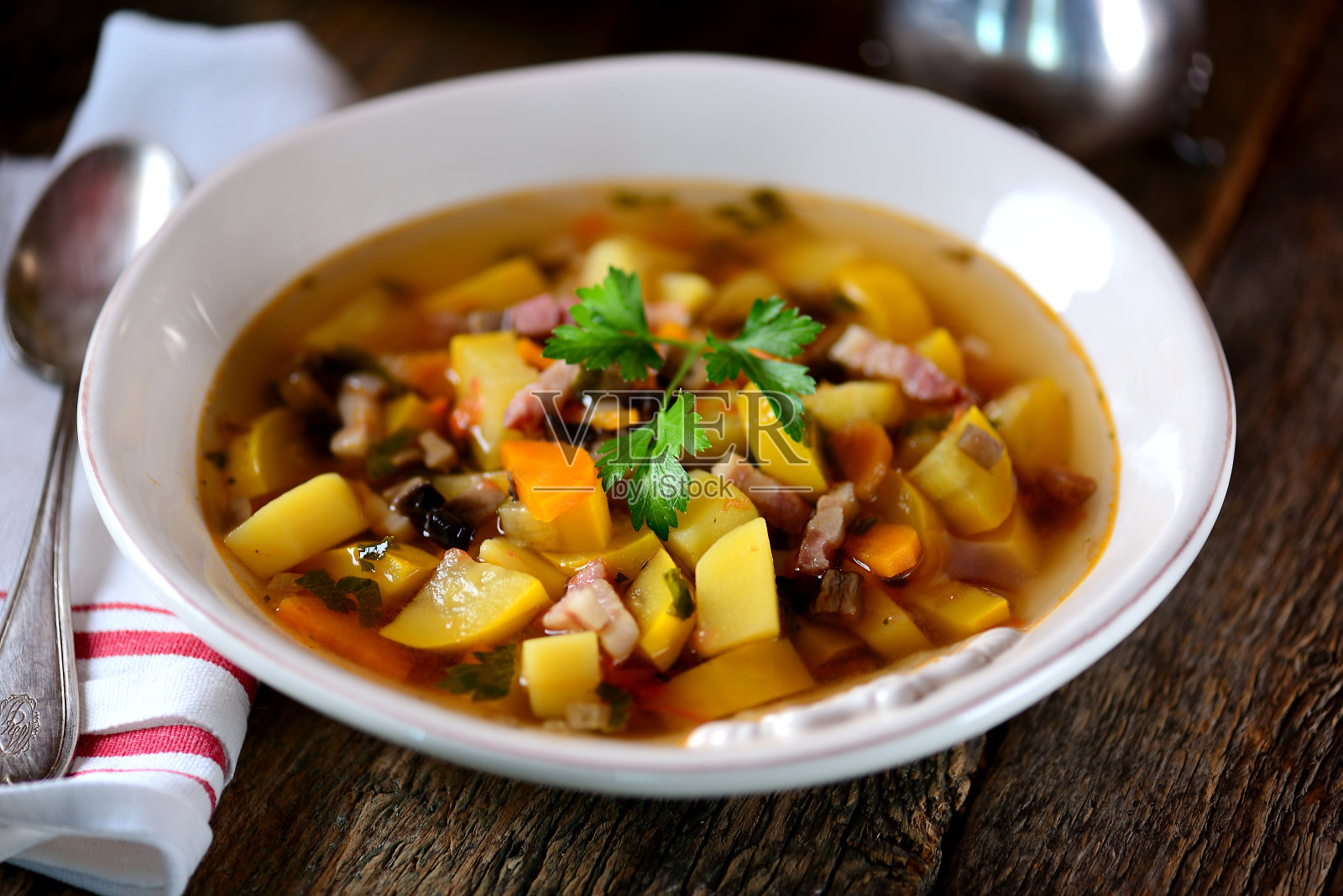 黄西葫芦汤配土豆，胡萝卜，洋葱，蘑菇，欧芹照片摄影图片