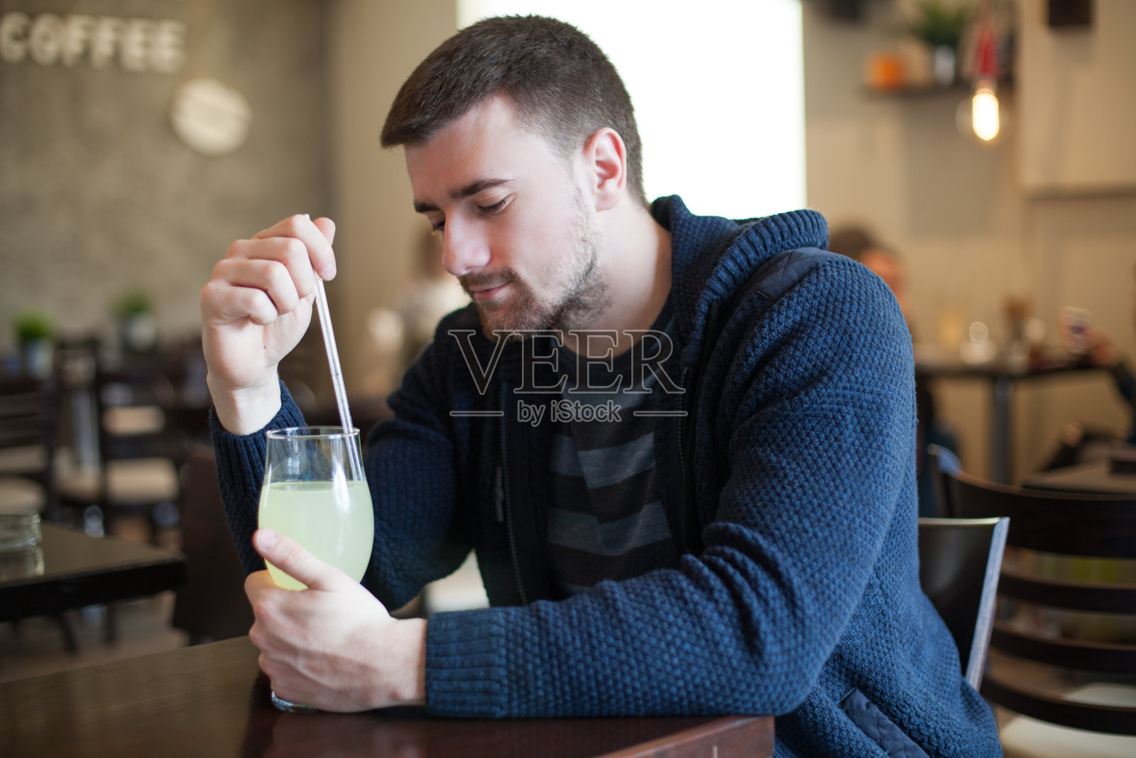 下班后喝柠檬水的男人照片摄影图片