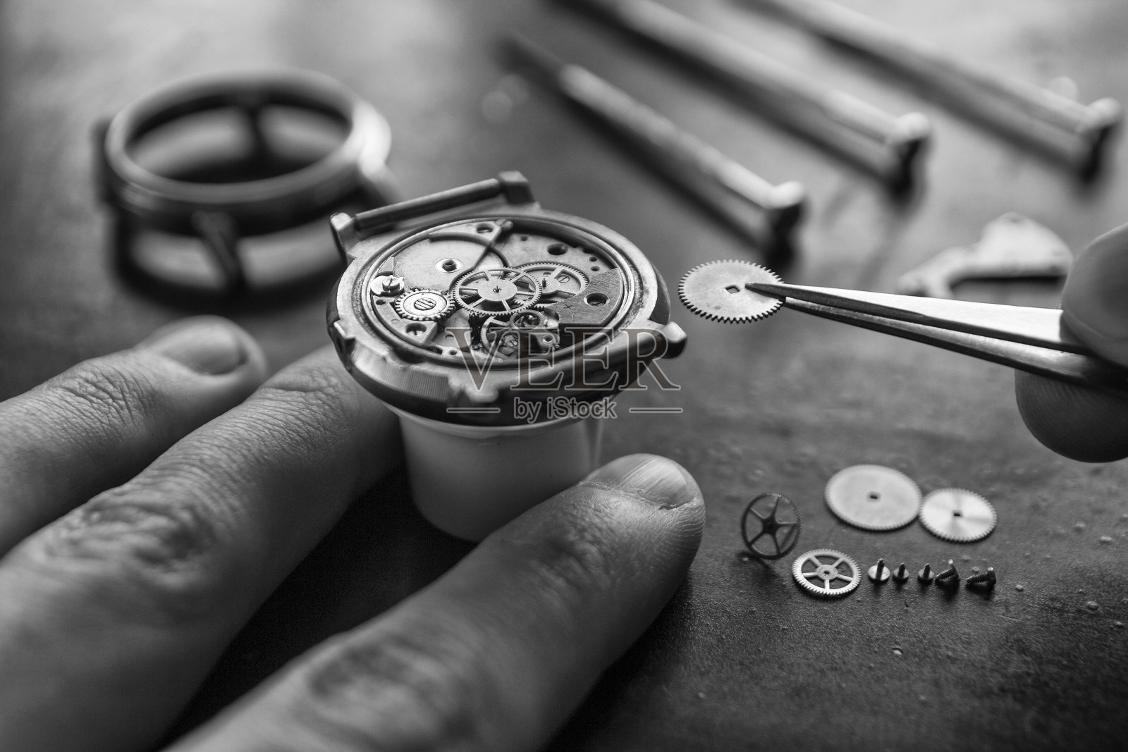 机械表安装零件的过程，手表的修理照片摄影图片