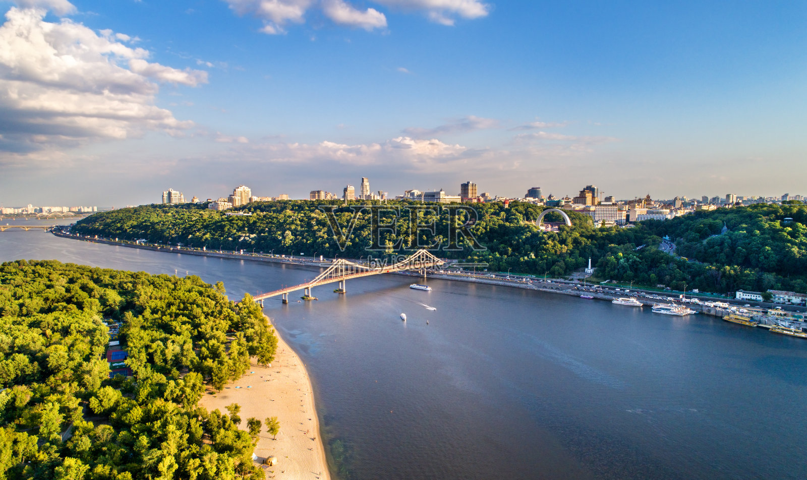 乌克兰基辅的第聂伯河与人行桥的鸟瞰图照片摄影图片