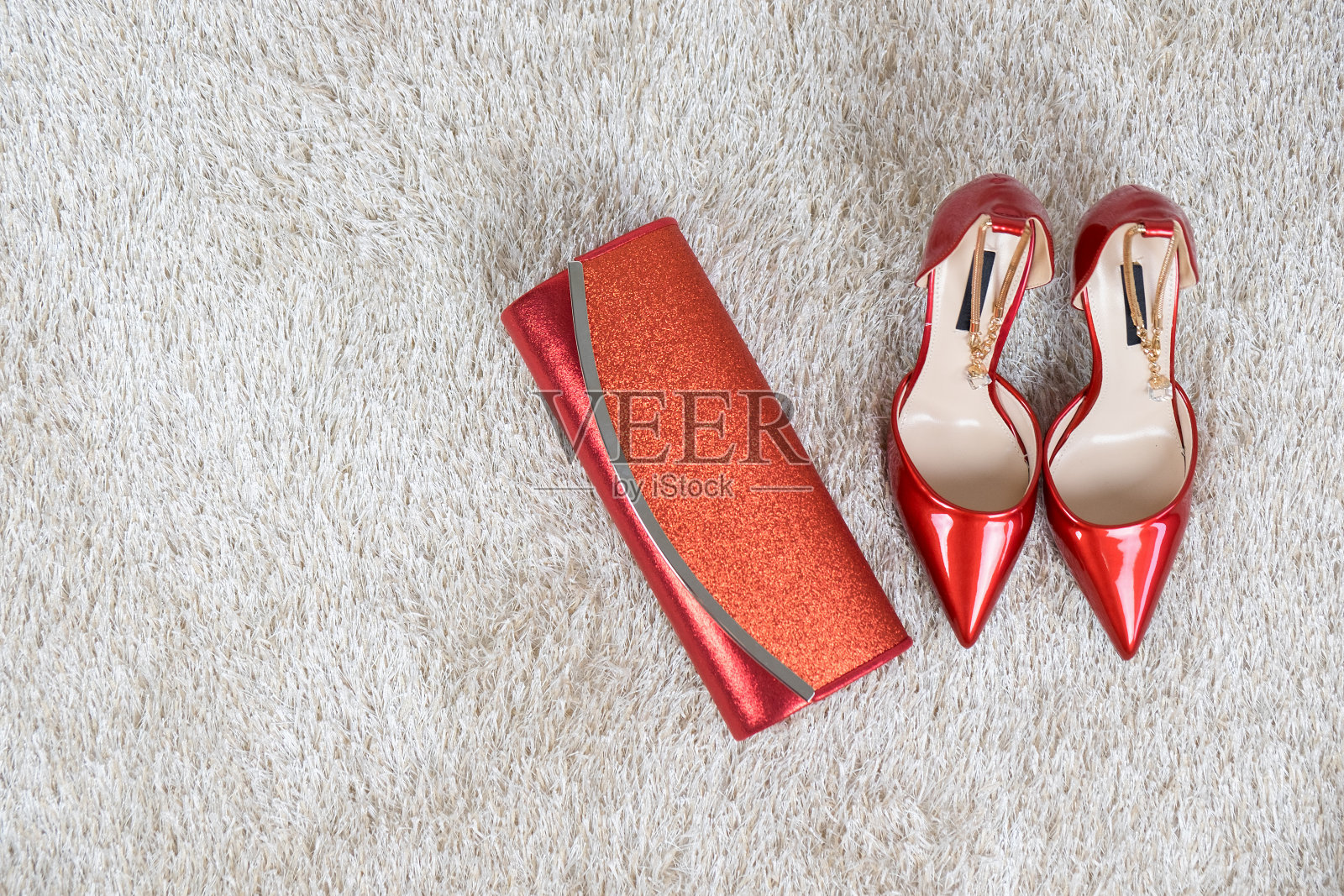 红色高跟鞋女人的鞋子和钱包在合成奶油皮草纹理与复制空间。平躺照片摄影图片