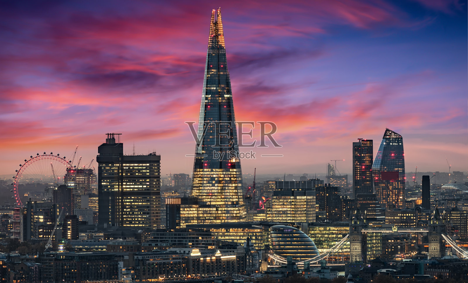 夕阳西下时伦敦的天际线照片摄影图片