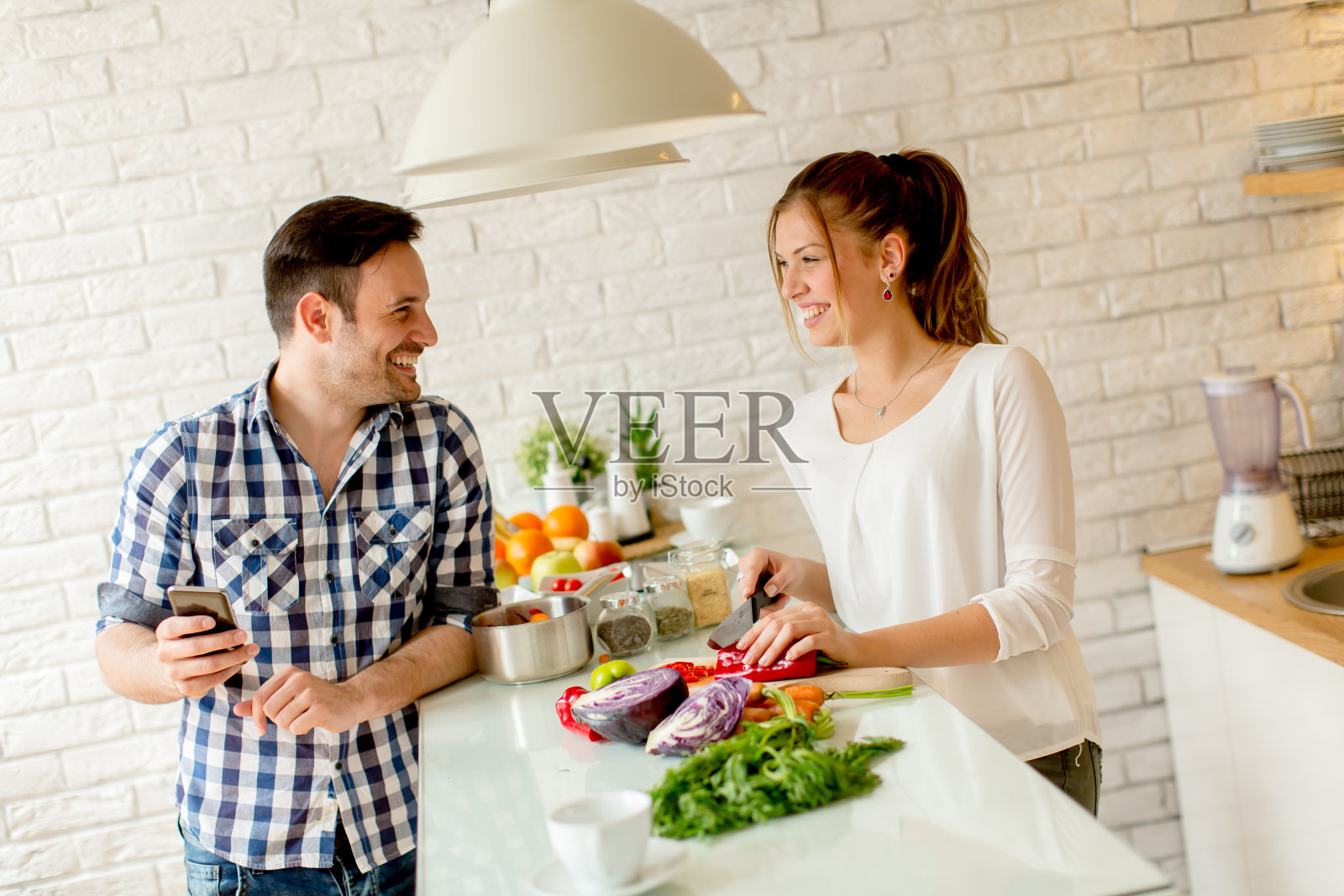 年轻夫妇在厨房里准备健康餐照片摄影图片