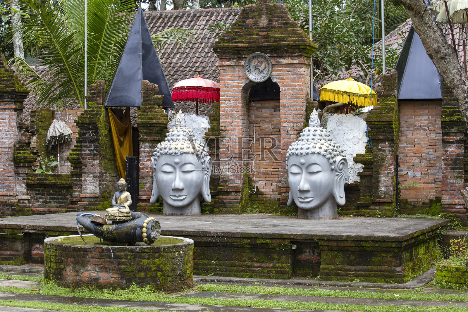 在印度尼西亚巴厘岛的一座佛教寺庙里的佛像。照片摄影图片