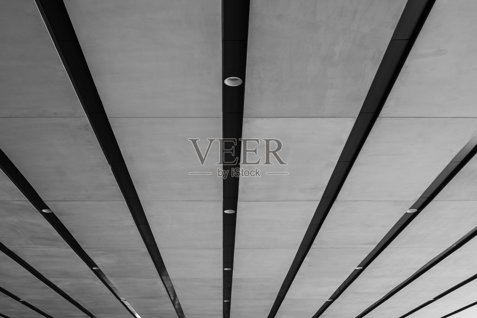 现代建筑地下建筑天花板抽象的黑白图像线条。(选择性聚焦)照片摄影图片