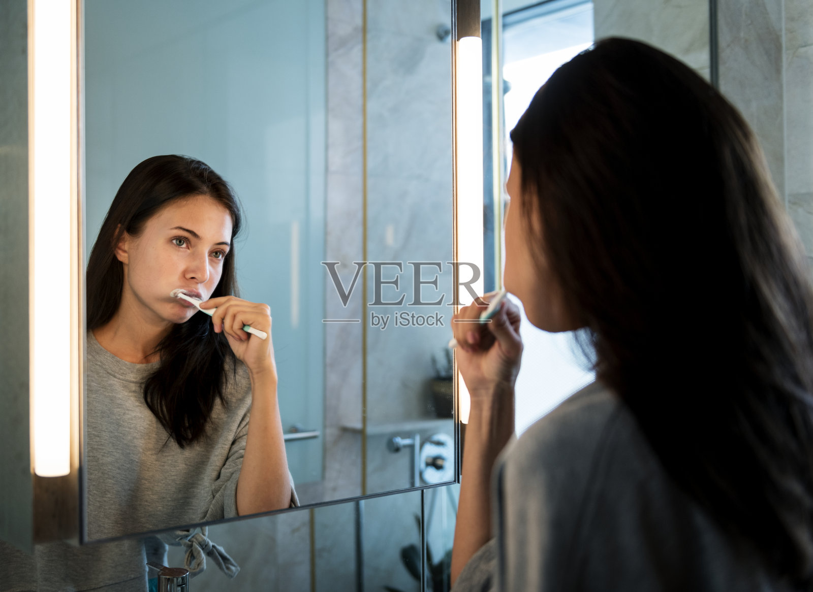 一个女人在早上刷牙照片摄影图片