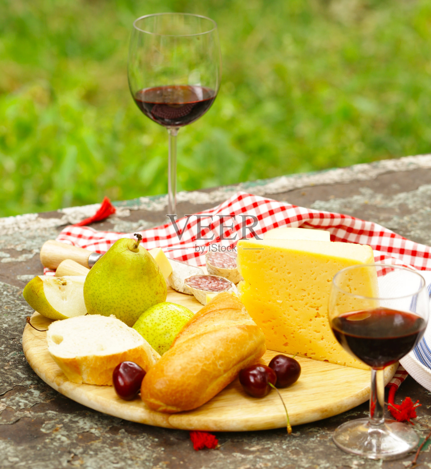 野餐时的奶酪盘、水果和葡萄酒照片摄影图片