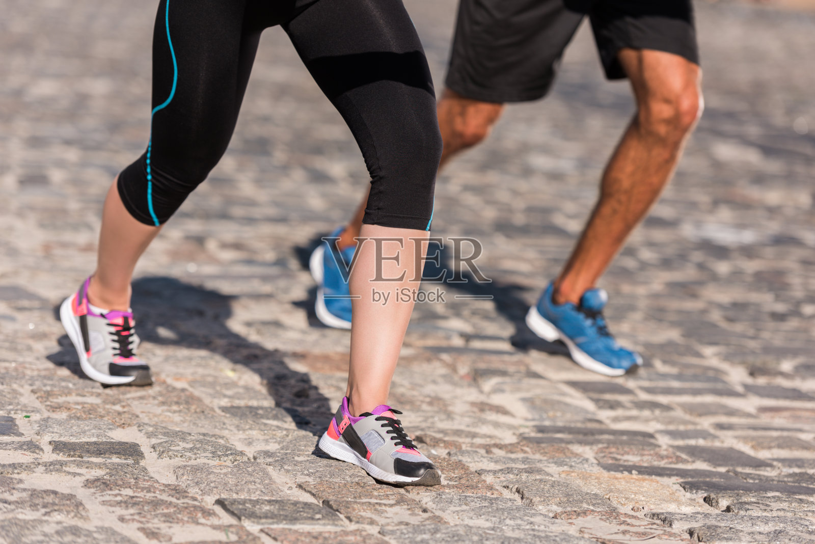 运动情侣在城市慢跑照片摄影图片