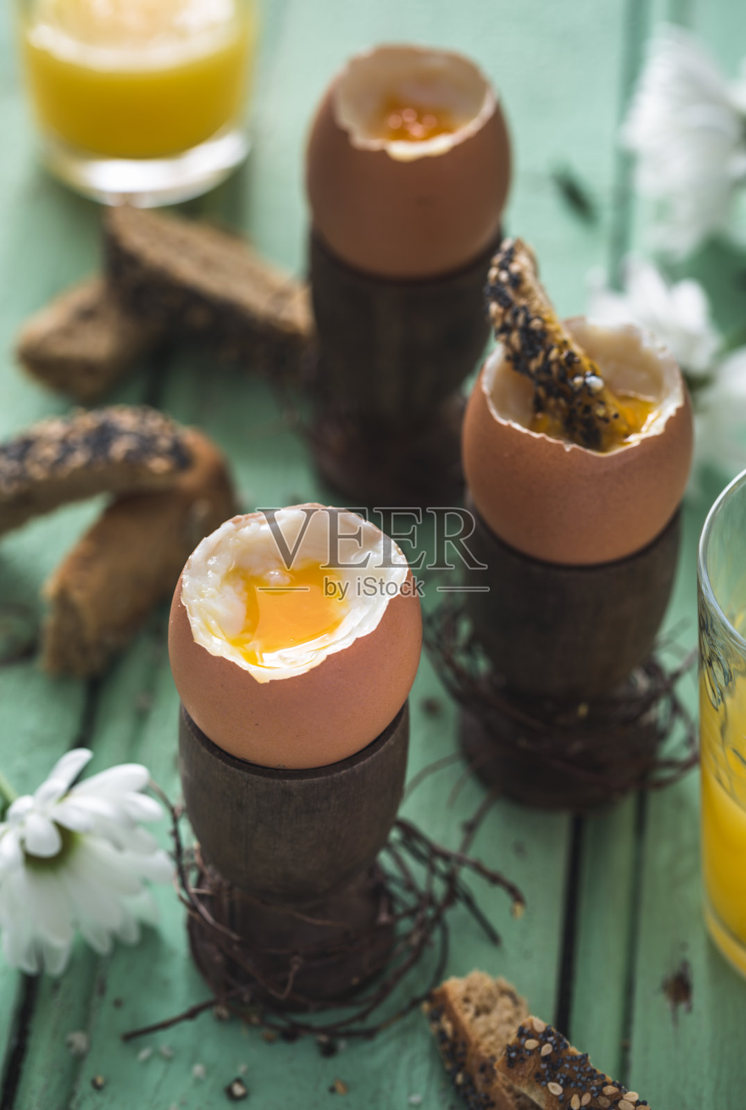 早午餐用带壳鸡蛋照片摄影图片