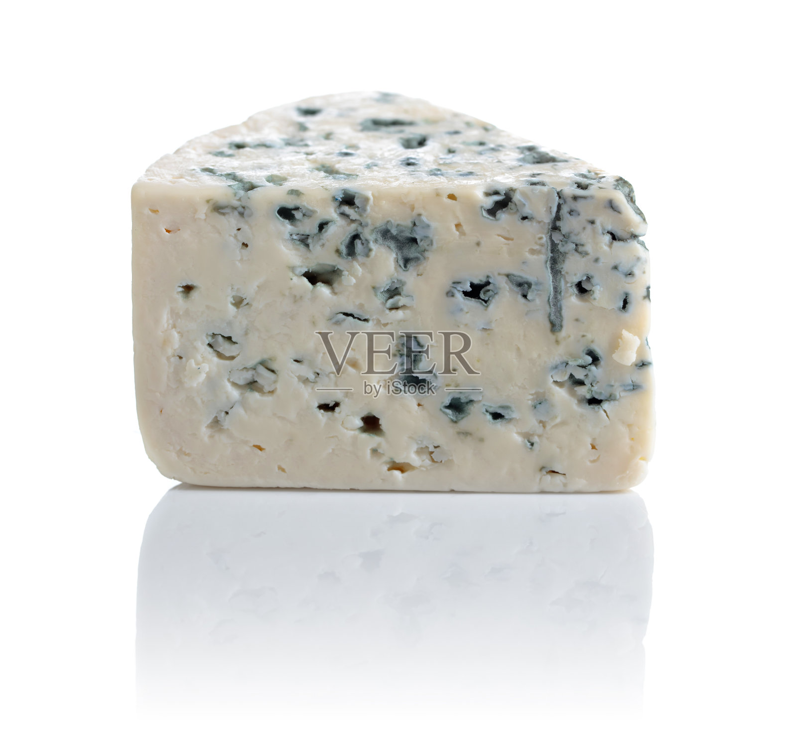 柔软的蓝色奶酪，白色背景上有霉菌。照片摄影图片