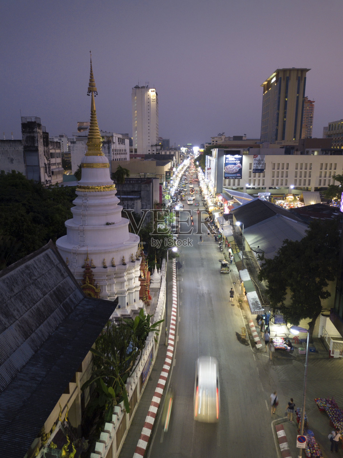 鸟瞰图Wat U Pa Coot寺庙和夜间广场市场在清迈，泰国。照片摄影图片