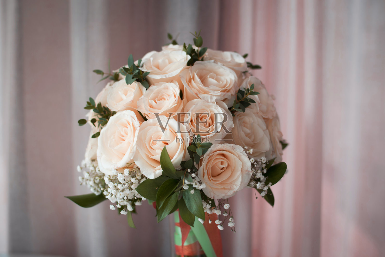 婚礼上新娘用的白玫瑰花束照片摄影图片