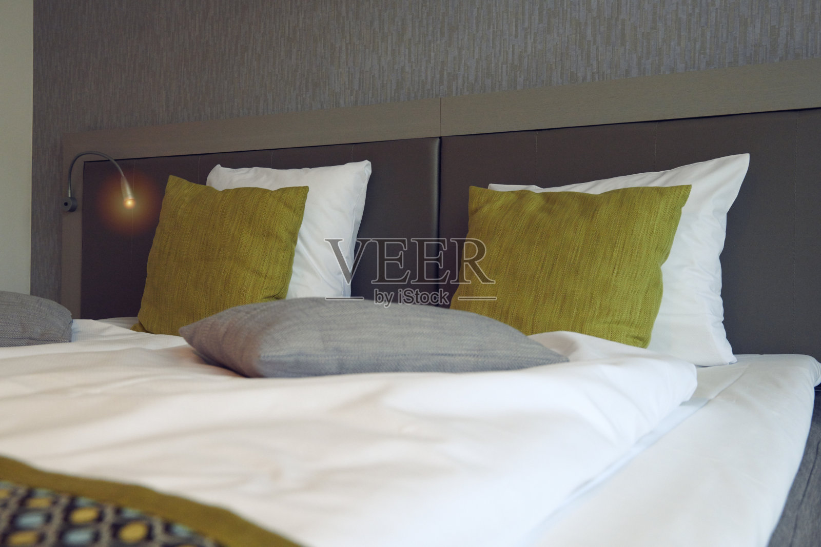 酒店房间的床和枕头照片摄影图片