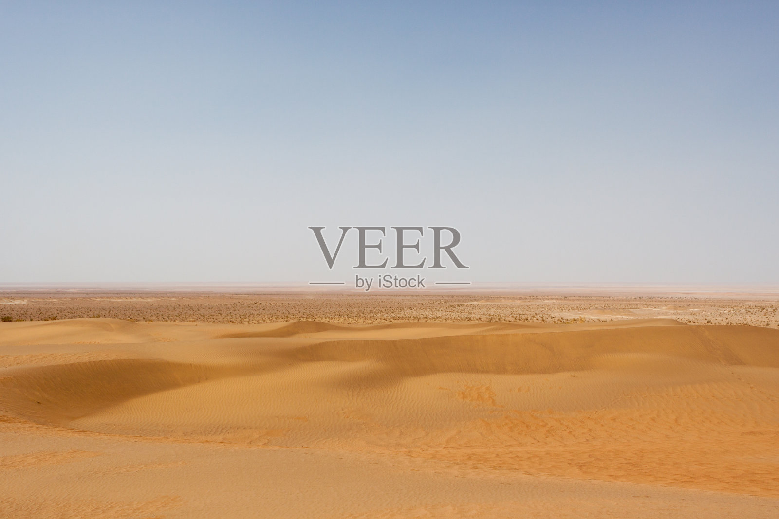 平坦的达斯特-e卡维尔沙漠在伊朗。照片摄影图片
