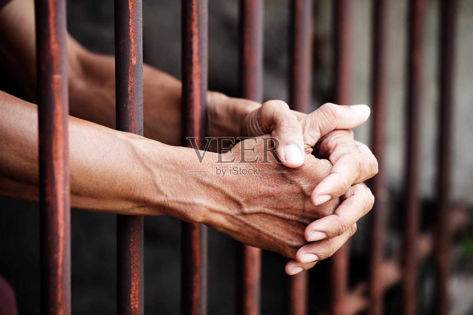 有入狱囚犯的双手背景。照片摄影图片