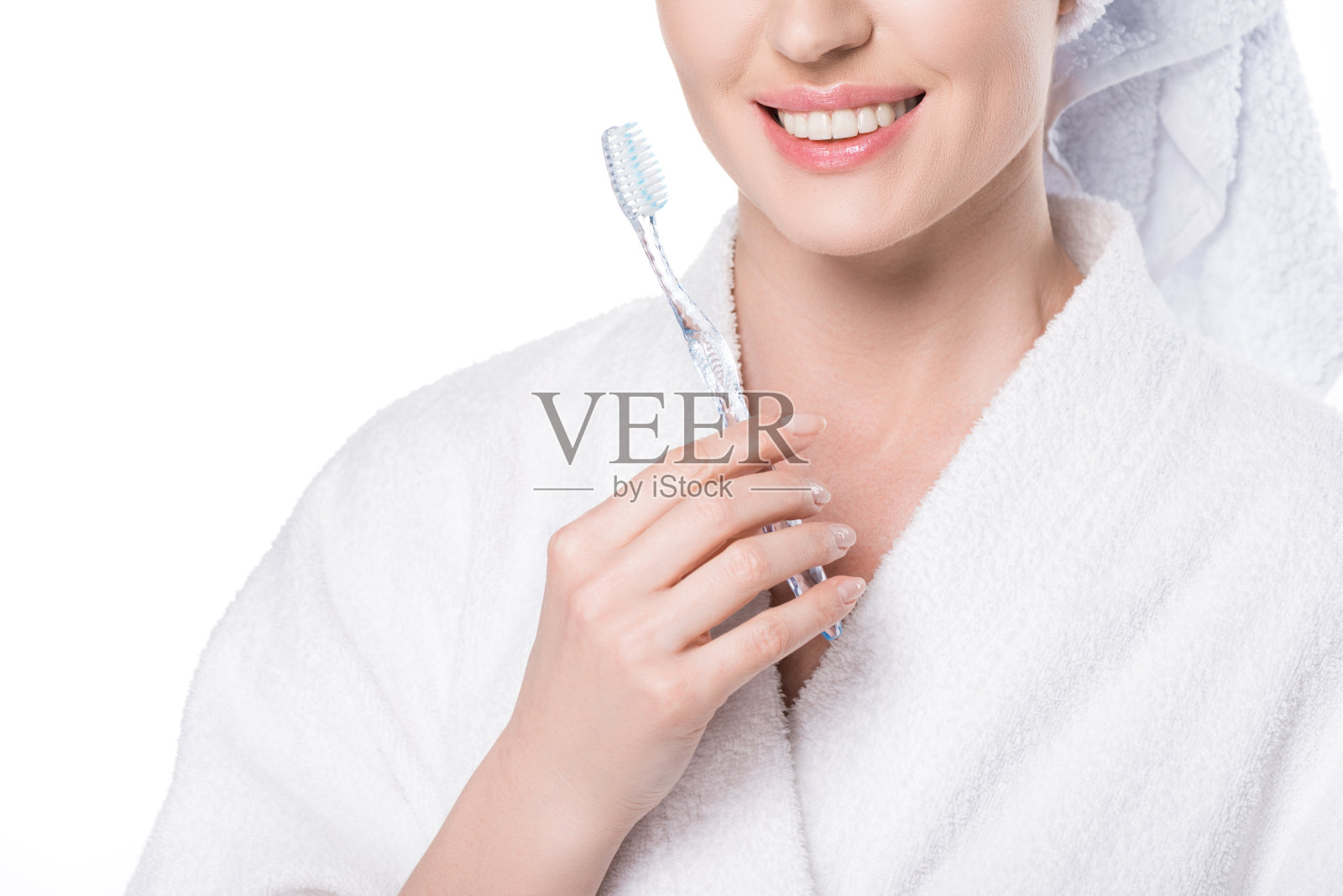裁剪的观点微笑的女性与牙刷在手孤立的白色照片摄影图片