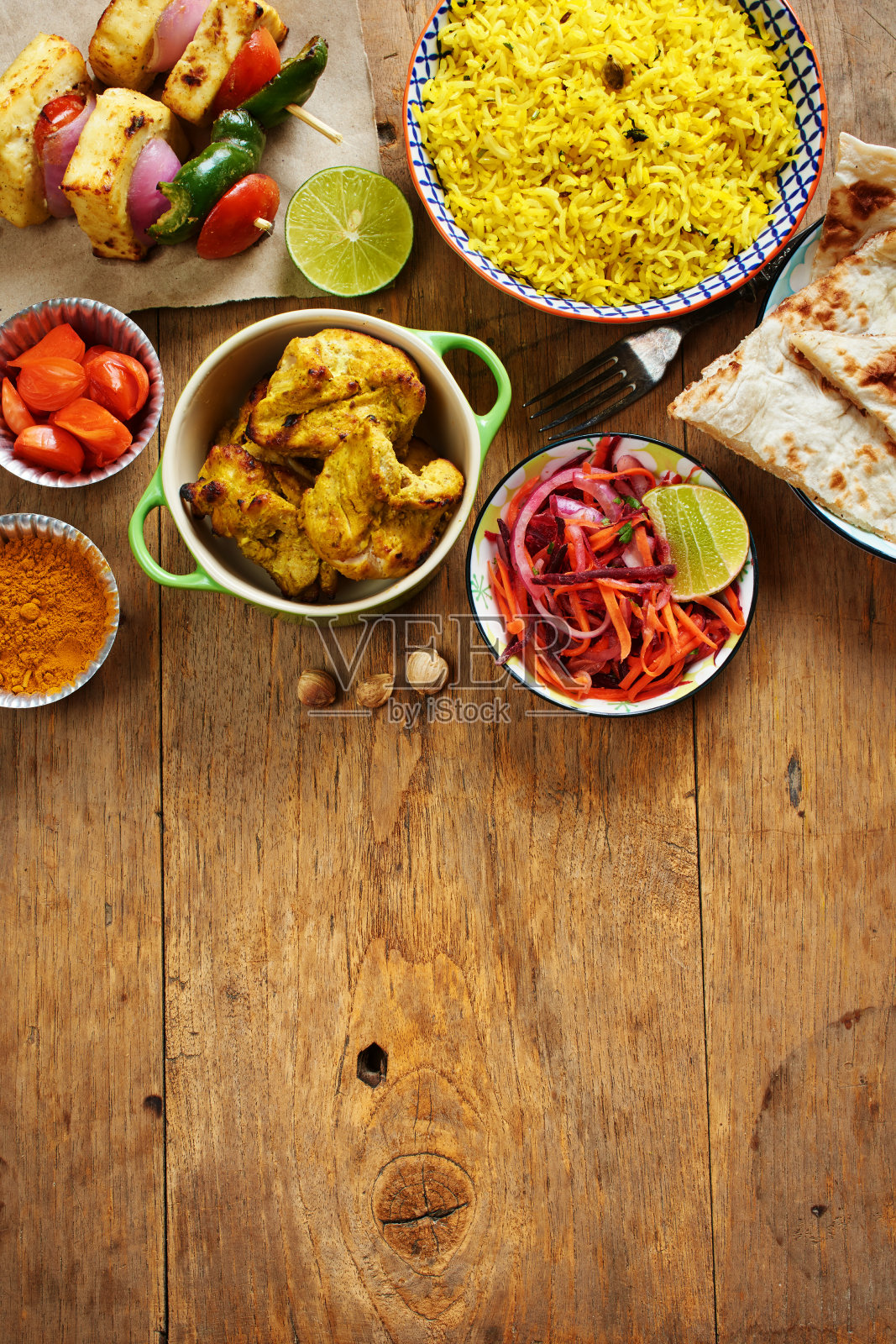 俯视图的传统印度菜在木桌与复制空间。照片摄影图片