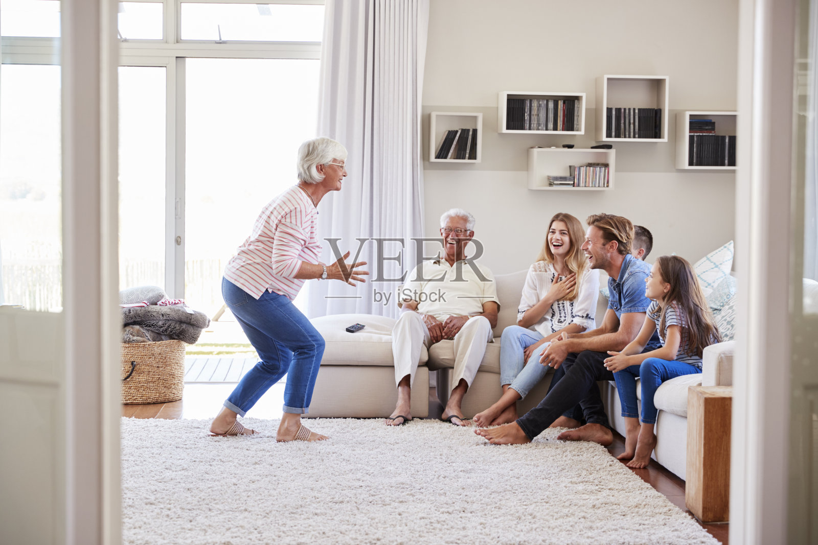 多代家庭坐在沙发上玩猜字游戏照片摄影图片