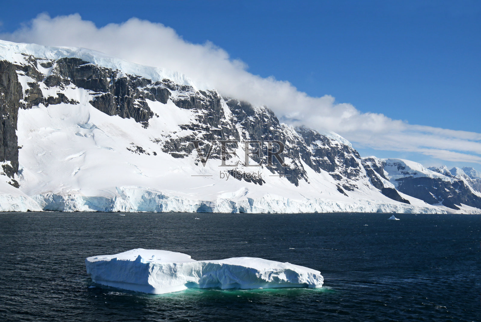南极海洋,南极洲。冰雪覆盖的山脉和漂浮的冰山照片摄影图片