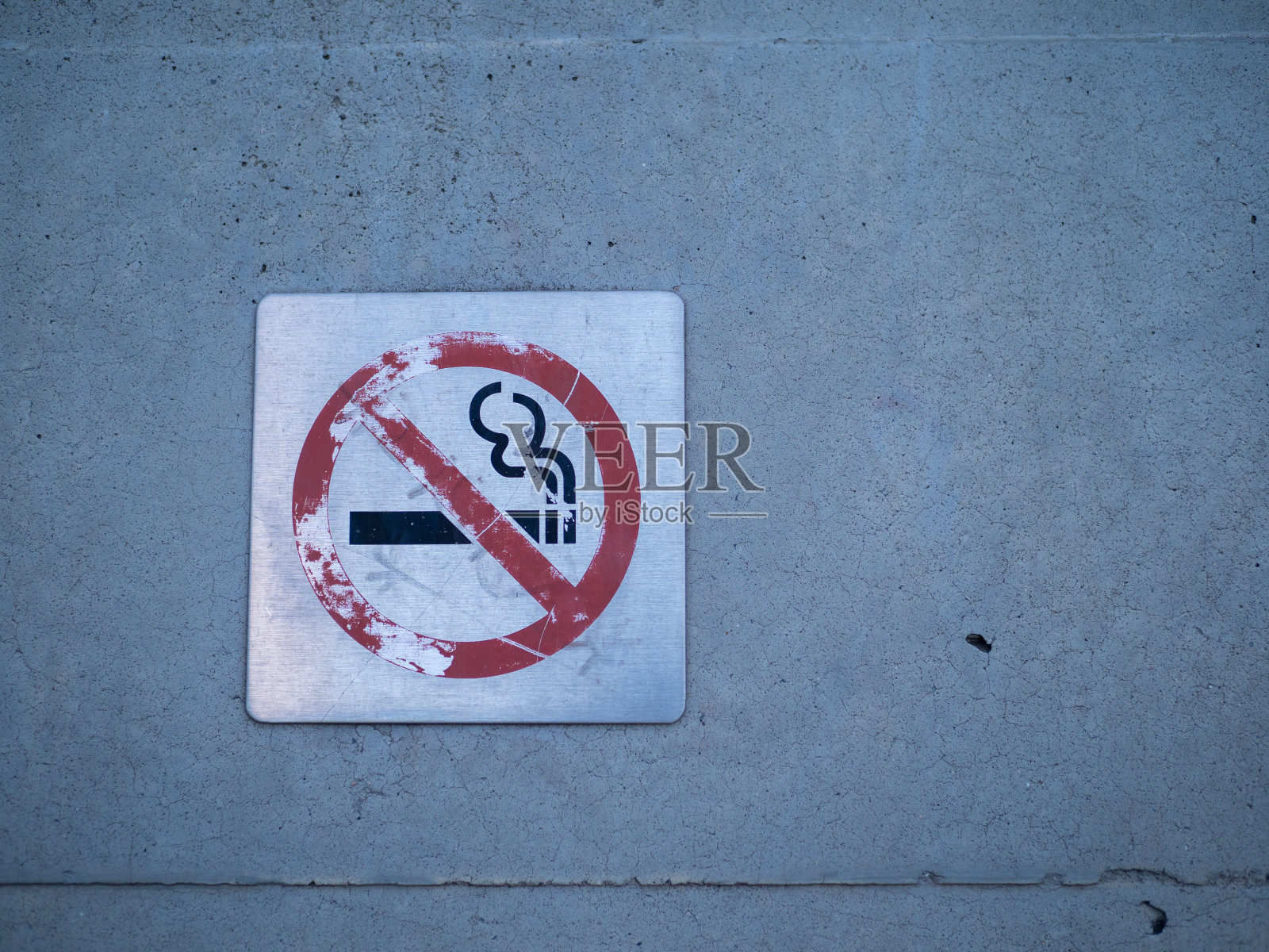 贴在墙上的破旧的禁止吸烟标志照片摄影图片