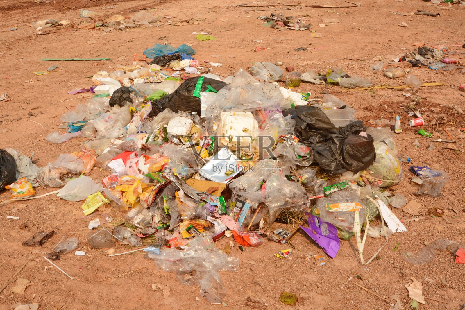 泰国东北部的垃圾堆，在垃圾场照片摄影图片