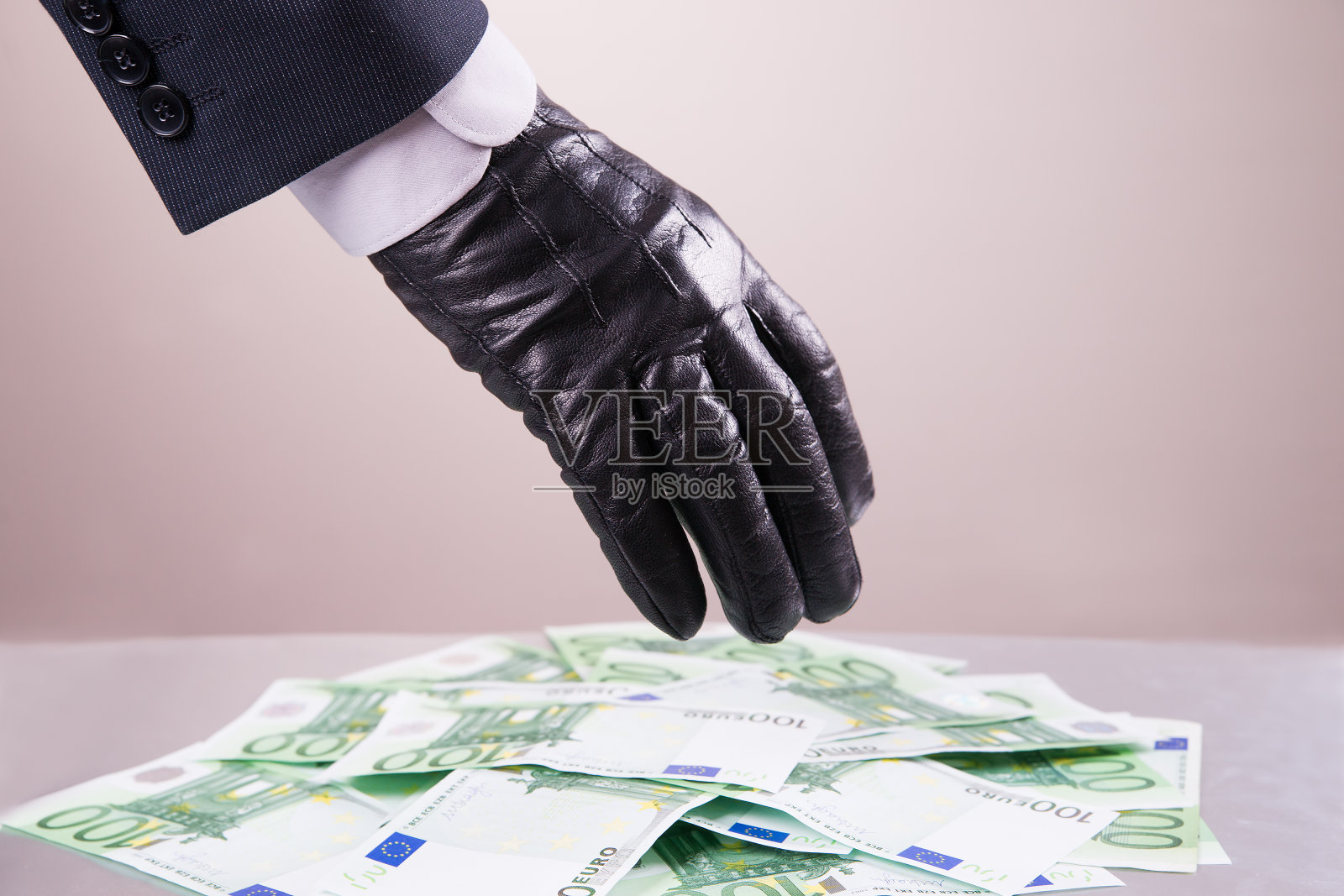 黑手手套偷钱、行贿和贪污的概念照片摄影图片