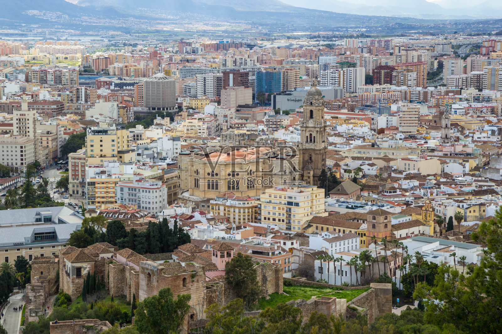 城市景观鸟瞰图马拉加，安达卢西亚，西班牙。马拉加大教堂照片摄影图片