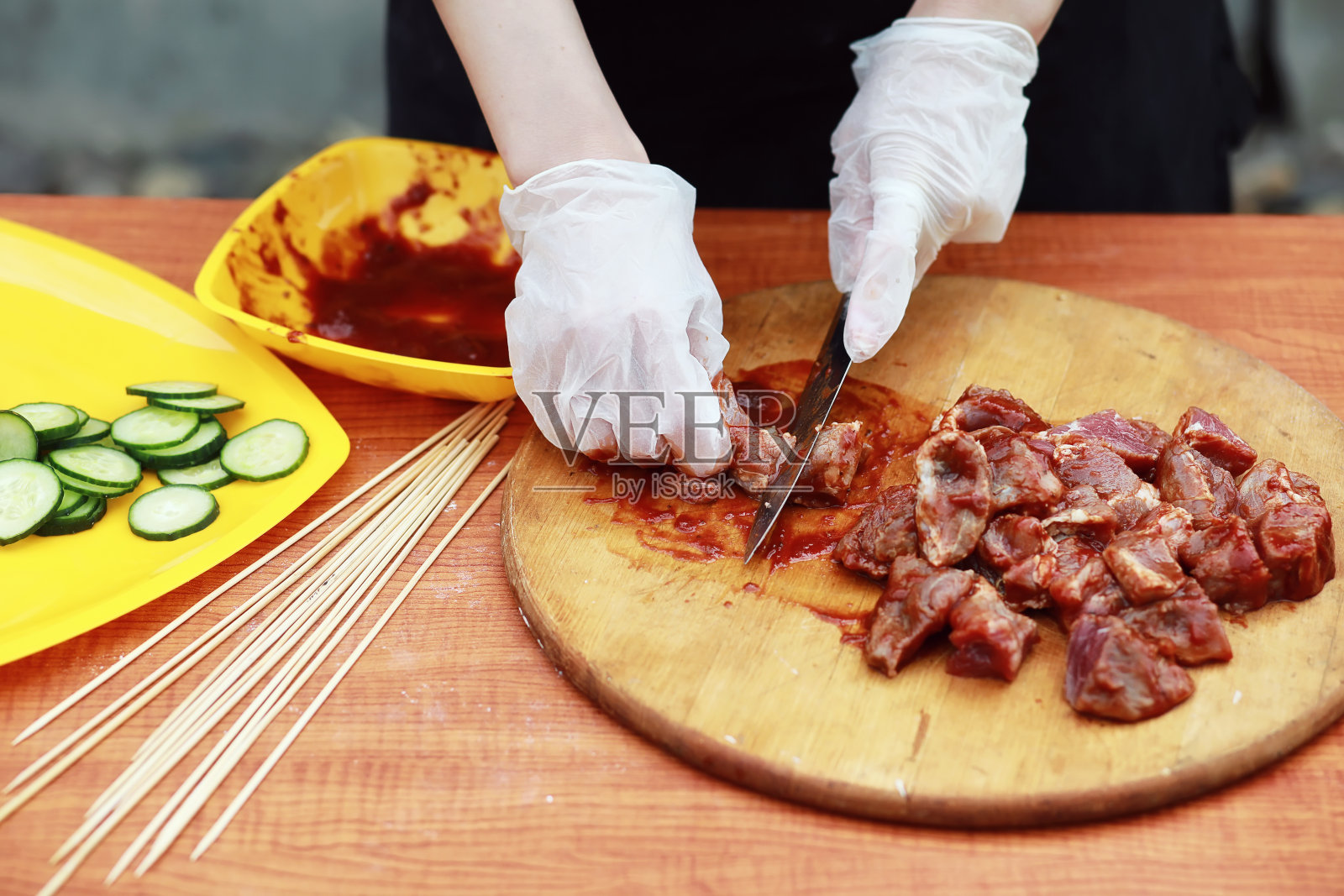 厨师切烤肉用的肉照片摄影图片