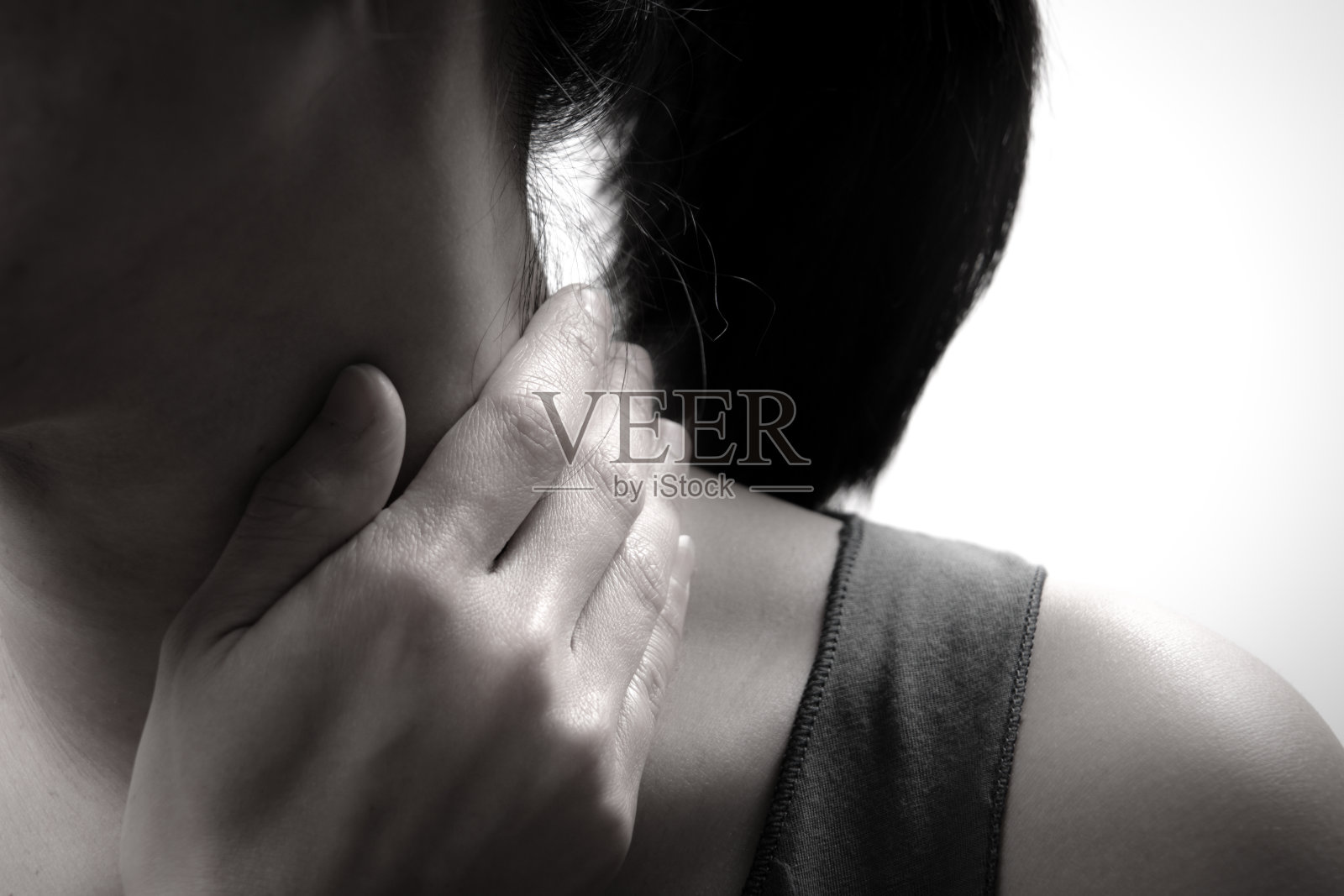女性颈部和肩部疼痛/损伤的特写曝光不足，白色背景下疼痛区域的红色高光，医疗保健和医疗概念照片摄影图片