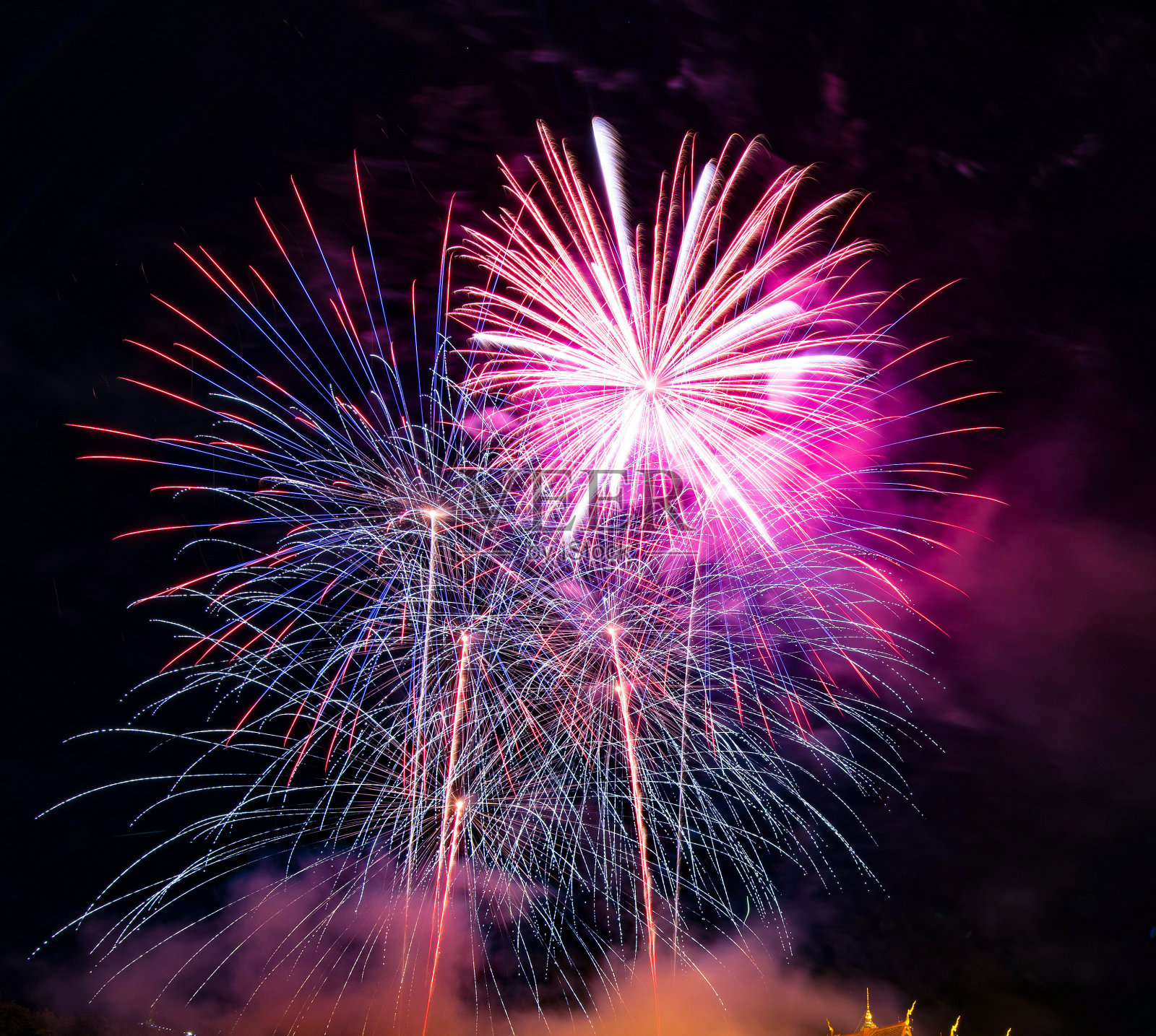 抽象的彩色烟花背景用于覆盖新年节日。照片摄影图片