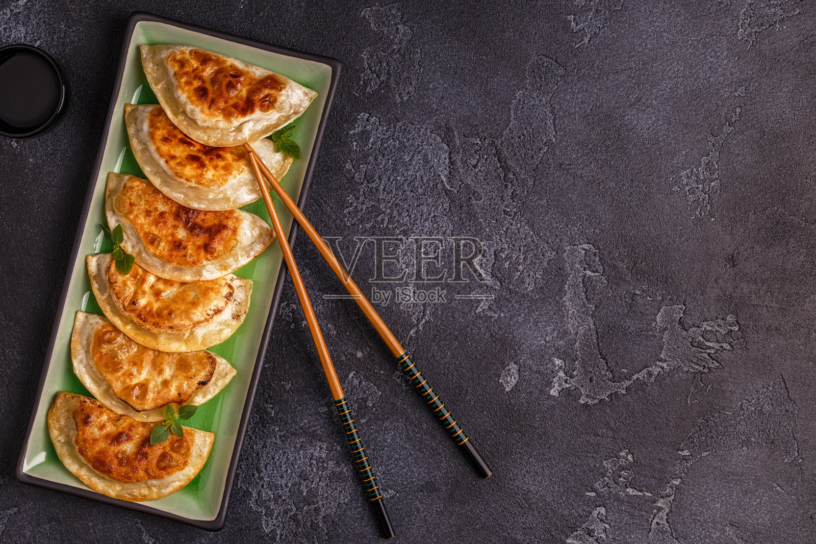 一盘亚洲煎饺、饺子小吃照片摄影图片