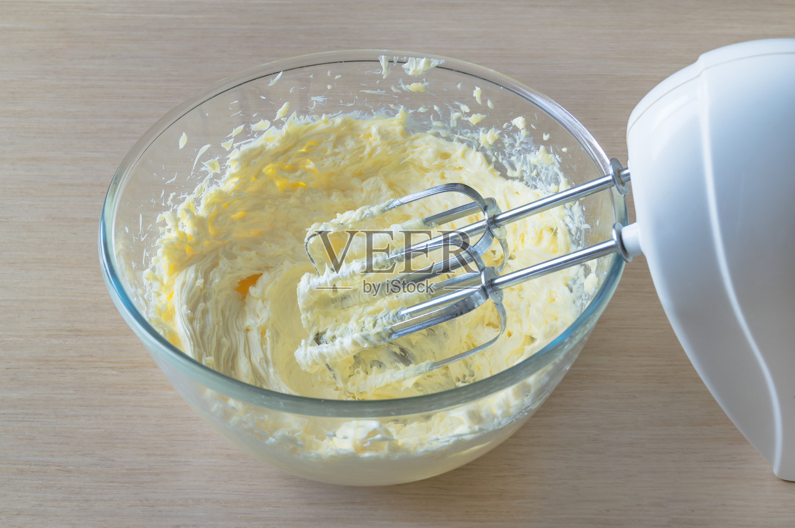 碗里放奶油和搅拌机照片摄影图片