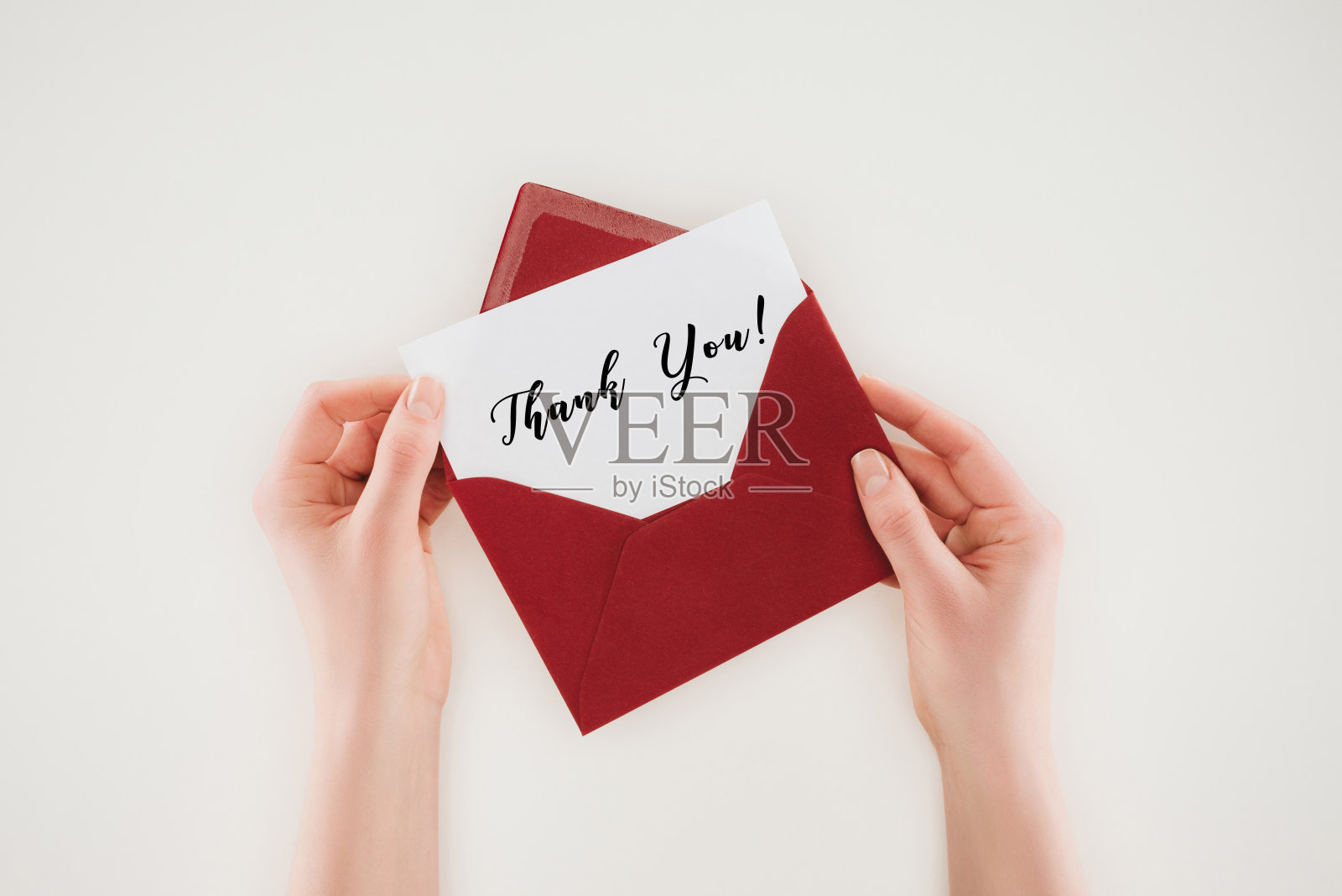 女人打开红色信封的剪影与感谢信在纸上孤立的白色照片摄影图片