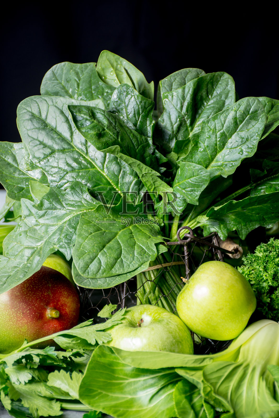 新鲜的绿色蔬菜和水果，成分膳食健康排毒奶昔或沙拉照片摄影图片