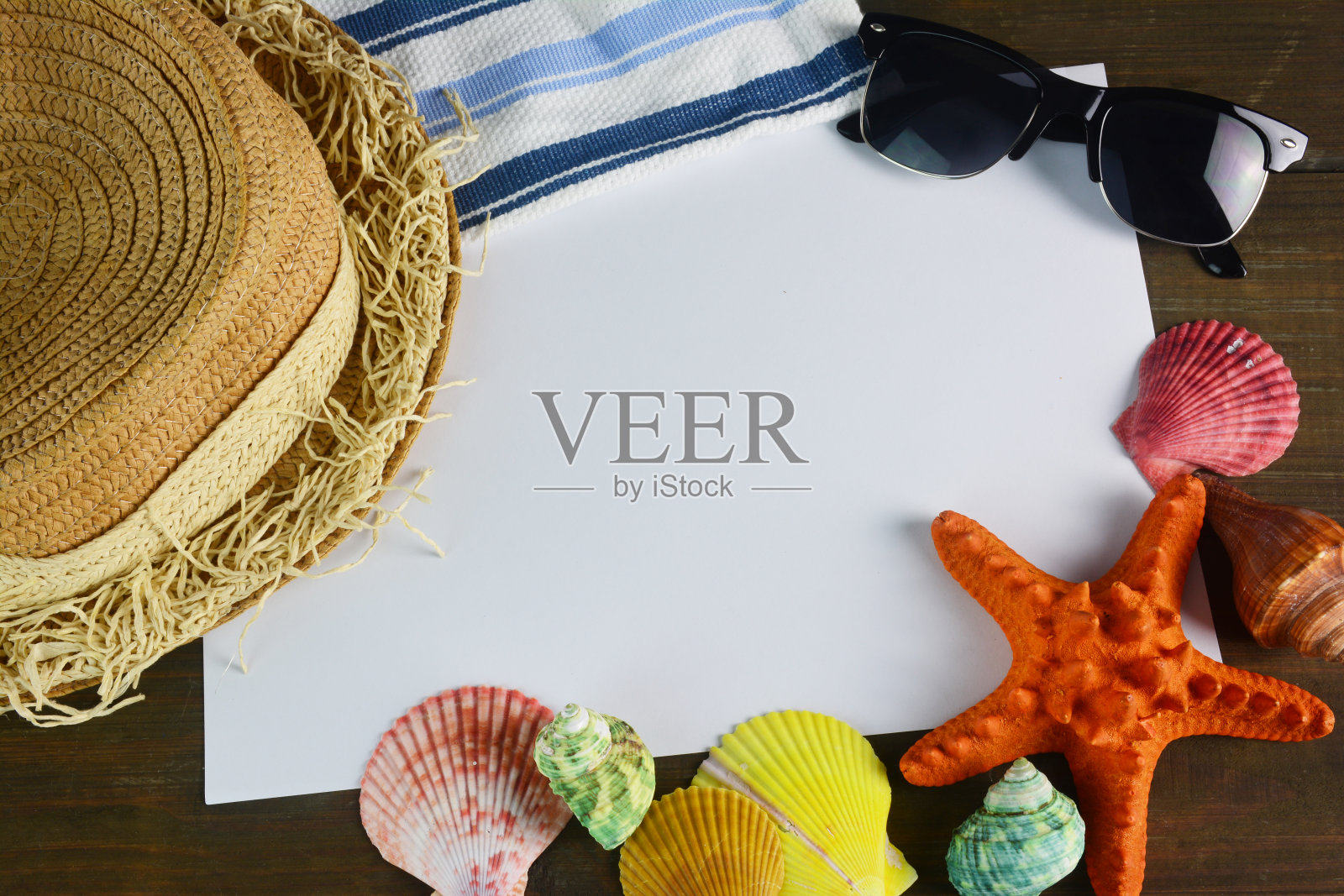 空白的白纸，太阳眼镜和帽子在木制的夏天背景。照片摄影图片