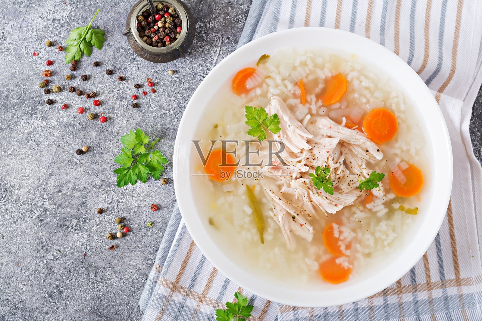 膳食鸡汤，米饭和胡萝卜。健康食品。平的。俯视图照片摄影图片