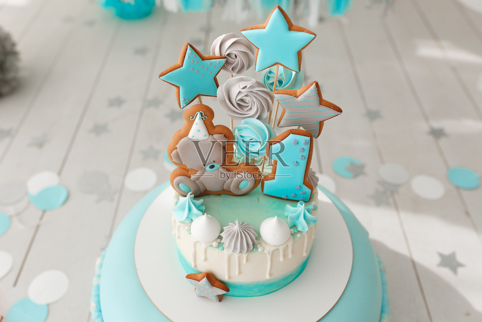 宝宝生日蛋糕，姜饼和饼干装饰。蒂凡尼彩色背景。照片摄影图片