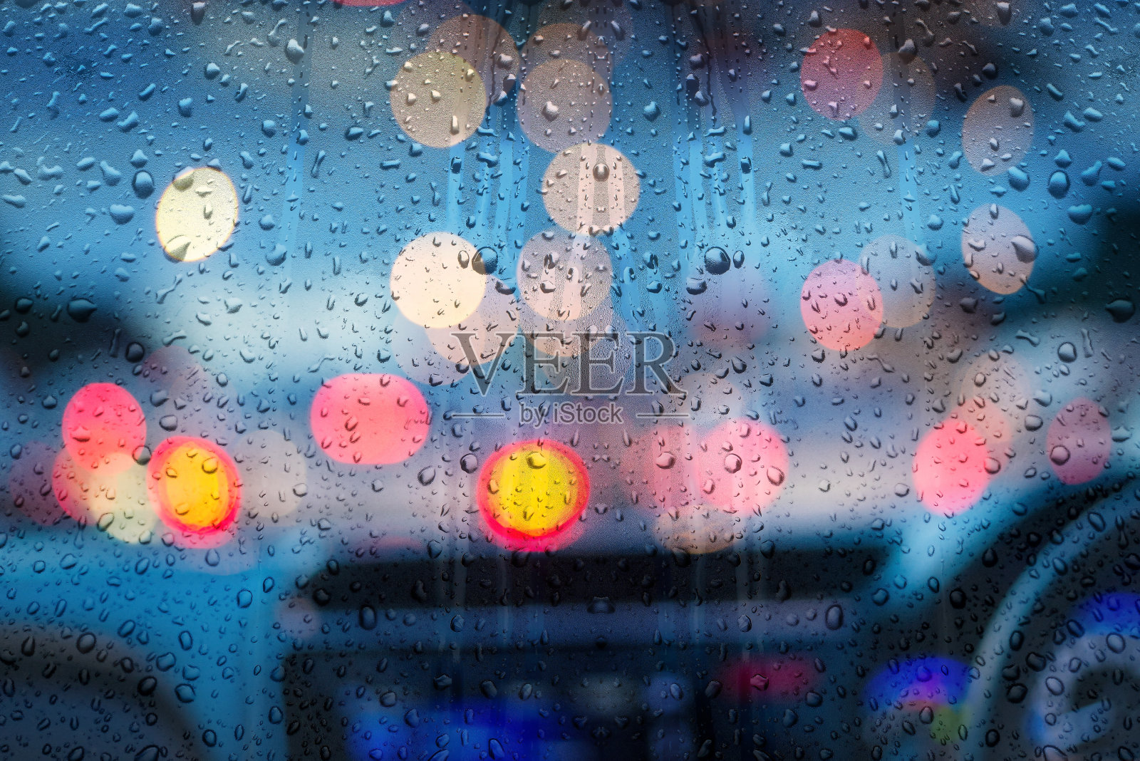 车窗车上的散景与雨滴的抽象照片摄影图片
